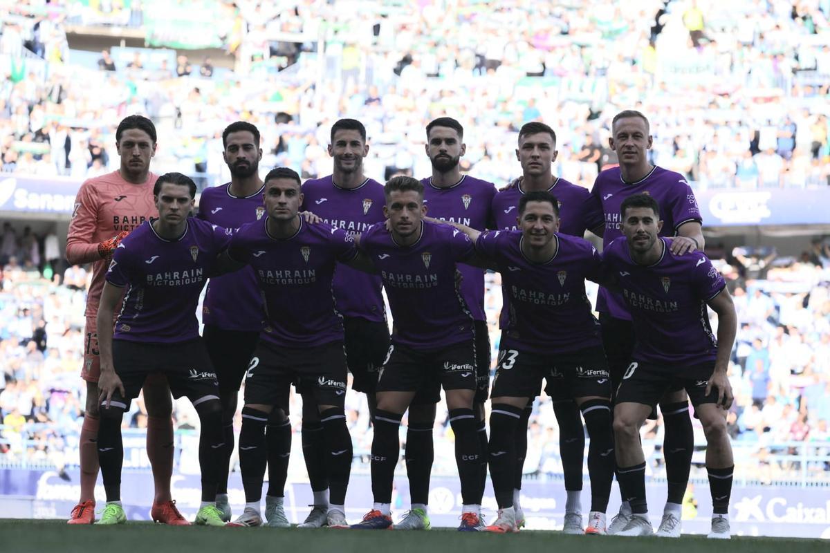 Carlos Marín, arriba a la izquierda, en su vuelta a la titularidad con el Córdoba CF.