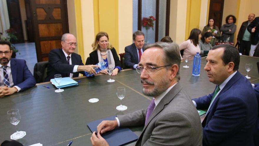 En primer plano, Felipe López, antes de iniciar la reunión de este jueves.