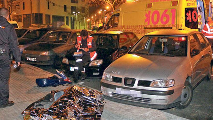 Investigan la muerte de una mujer en plena calle