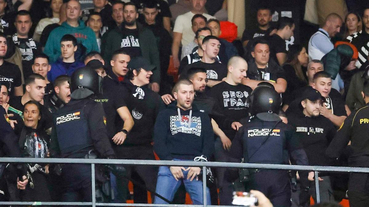Aficionados del Partizan de Belgrado, durante las cargas policiales en La Fonteta