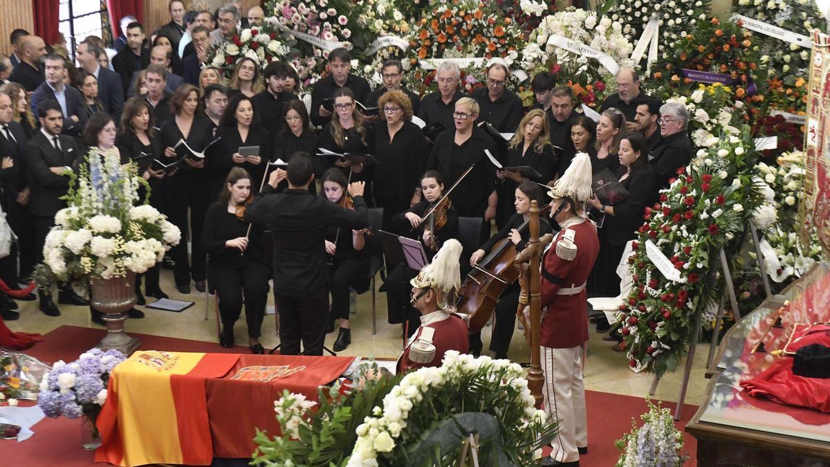 Despedida a José Ballesta en la capilla ardiente instalada en el Salón de Plenos del Ayuntamiento de Murcia