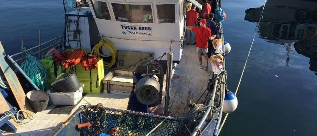 El &quot;Tucán Dous&quot;, pertrechándose antes de partir hacia el Cantábrico. // Muñiz