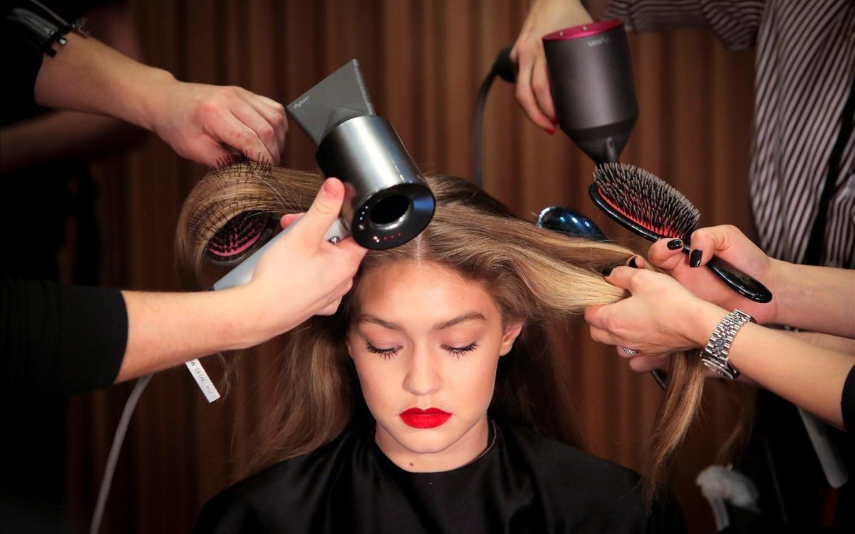 lmmarco42025904 model gigi hadid is prepared backstage before the brandon ma180213181831