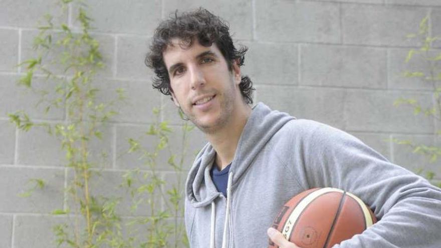 Sergio Olmos, en el exterior del Palacio de los Deportes de Riazor.