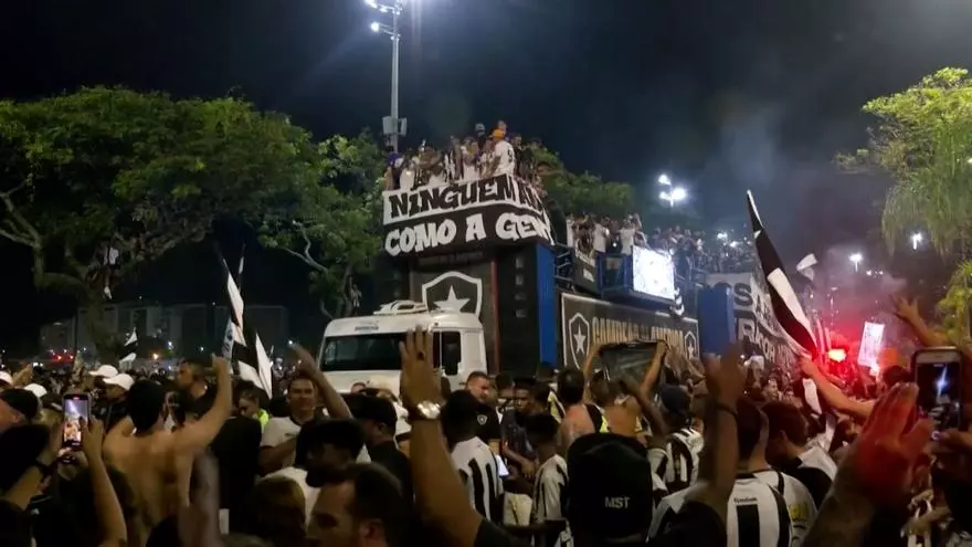 La afici車n del Botafogo recibe a los campeones en R赤o de Janeiro
