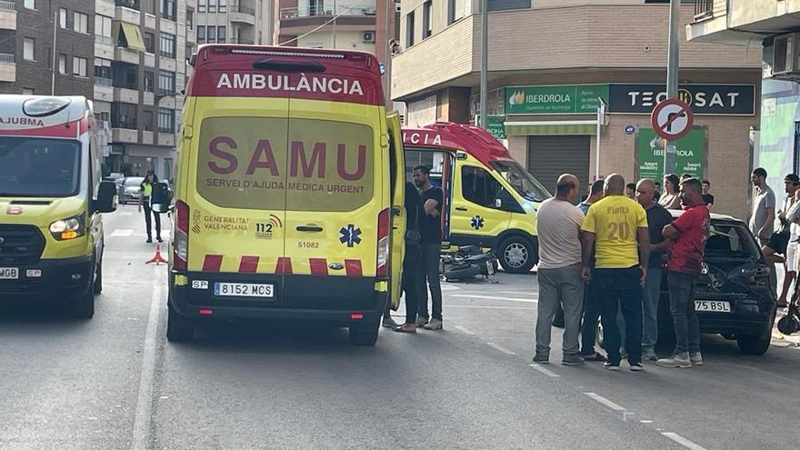 Dos heridos en un accidente entre un coche y una motocicleta en el casco urbano de Almoradí