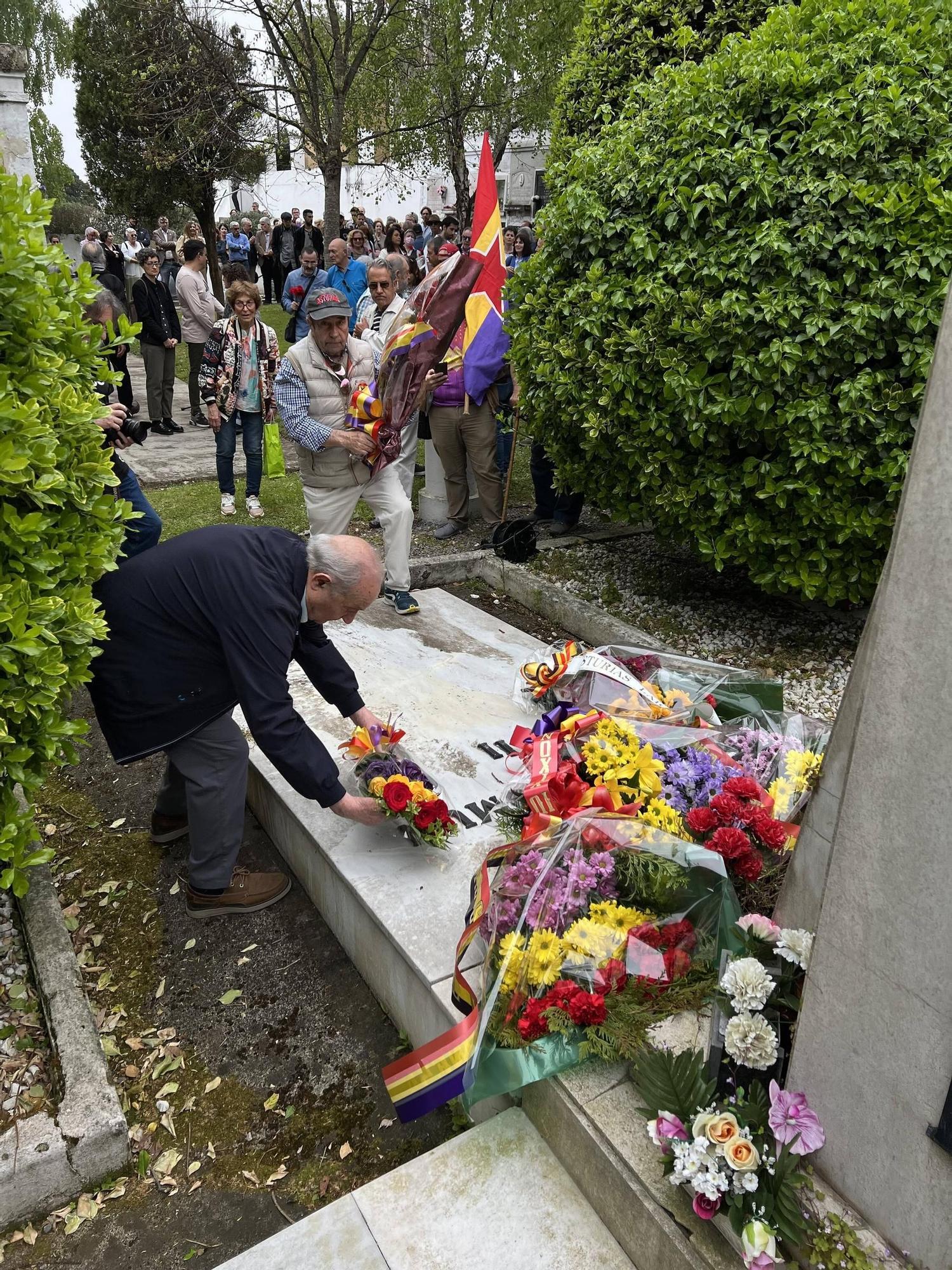 Homenaje en cementerio de El Sucu por el 14 de abril (en imágenes)