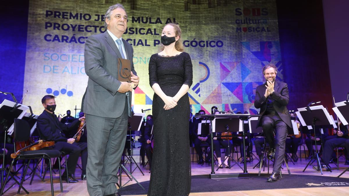 Alfonso Ramón-Borja, presidente de la Fundación de la Sociedad de Conciertos de Alicante, recibe el premio «Jesús Mula» de Raisa Ulumbekova, violinista de la concertina de ADDA·Simfònica.