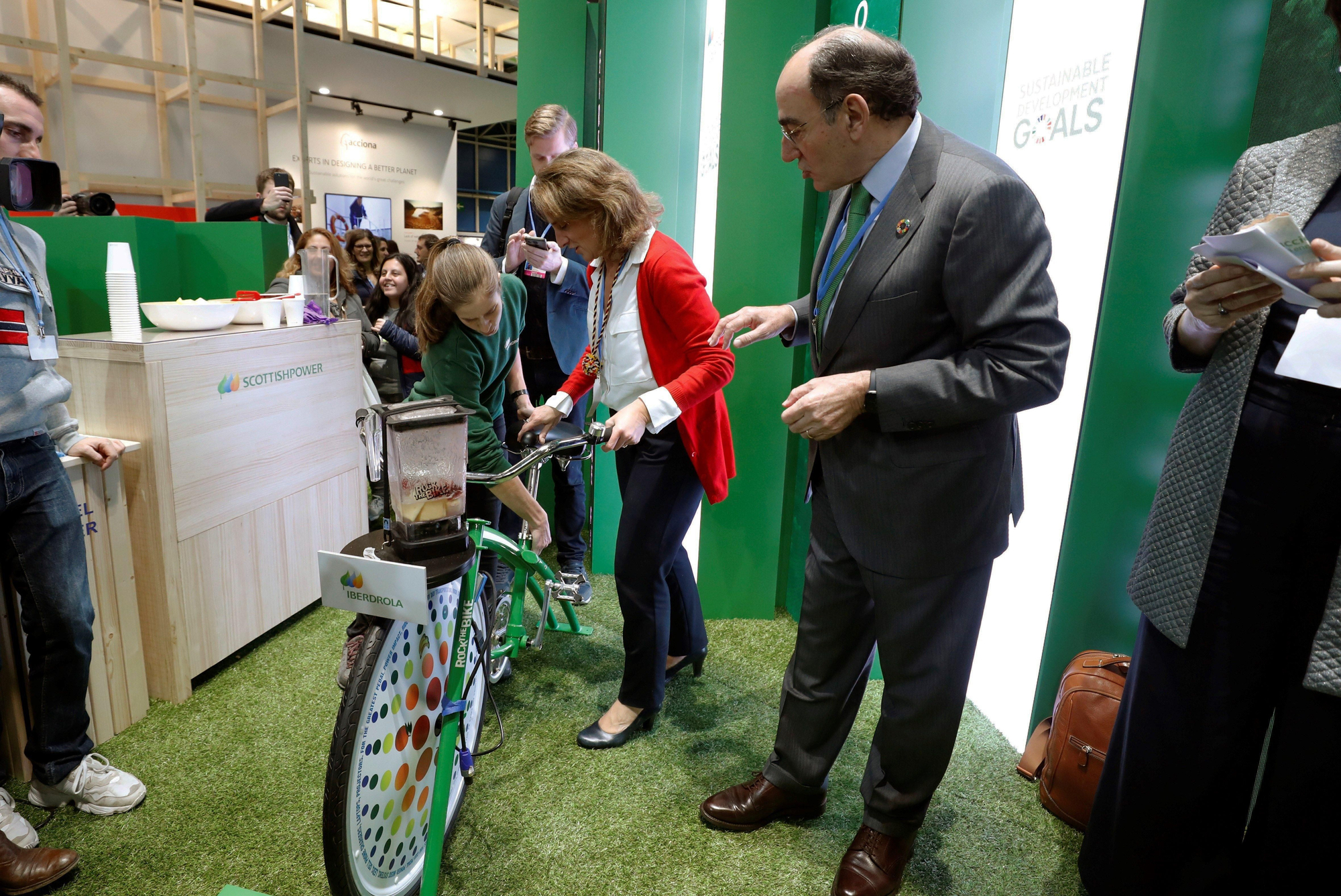 La vicepresidenta y ministra para la Transición Ecológica, Teresa Ribera, y el presidente de Iberdrola, Ignacio Sánchez Galán, en una imagen de archivo.