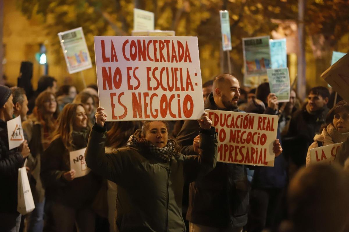 Manifestación contra la escuela concertada en Zaragoza, a finales de noviembre.