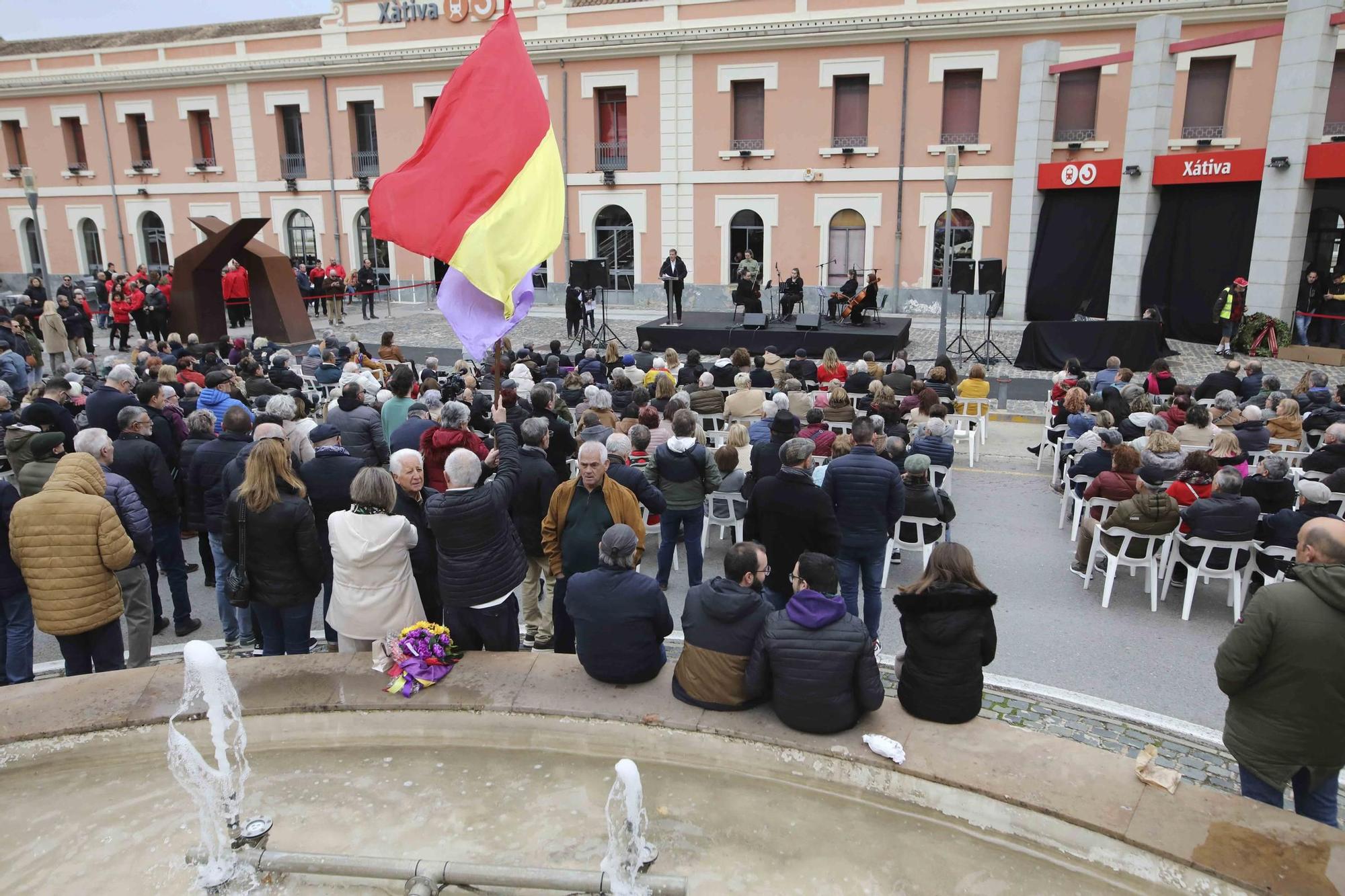 Así fue el homenaje a las víctimas del bombardeo de la estación de Xàtiva en el 85º aniversario del trágico sucesos