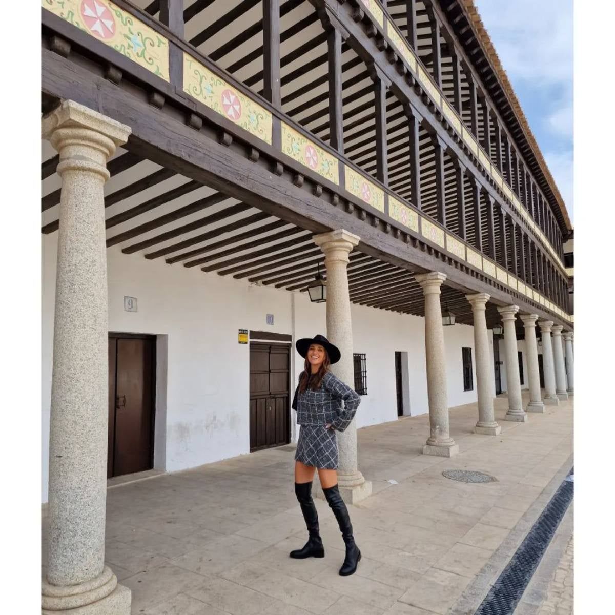 Paula Echevarría tiene las botas mosqueteras ideales para visitar La Mancha  - Woman