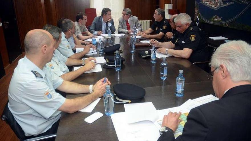 Mandos policiales con el subdelegado del Gobierno y el alcalde en la Junta Local de Seguridad.