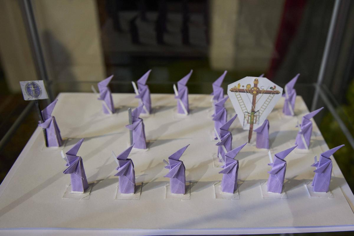 Un gironí recrea la processó de Girona amb figures de paper