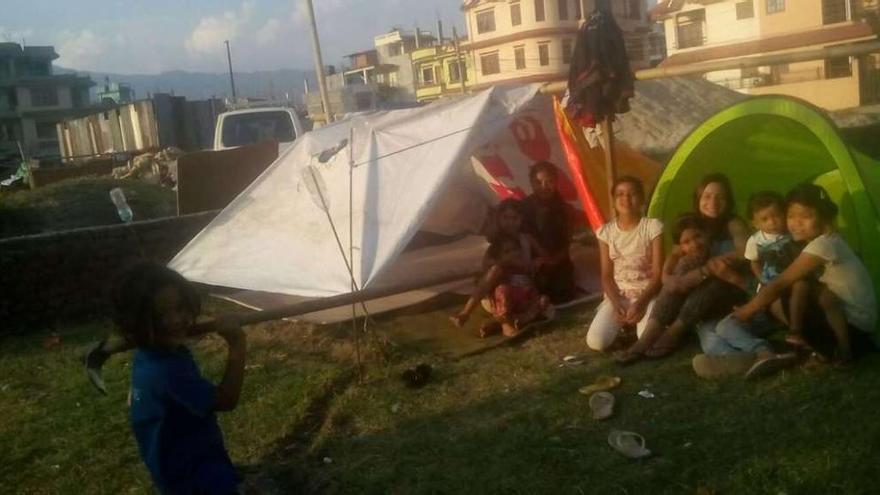 Segunda jornada al raso de Sol Romagnoli y las niñas de la casa de acogida en el barrio tibetano de Katmandú tras el nuevo seísmo.