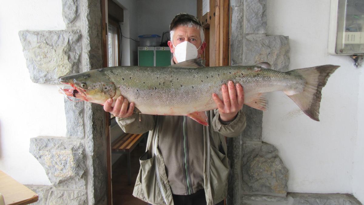 Regilio Diego, con el campanu del Sella.