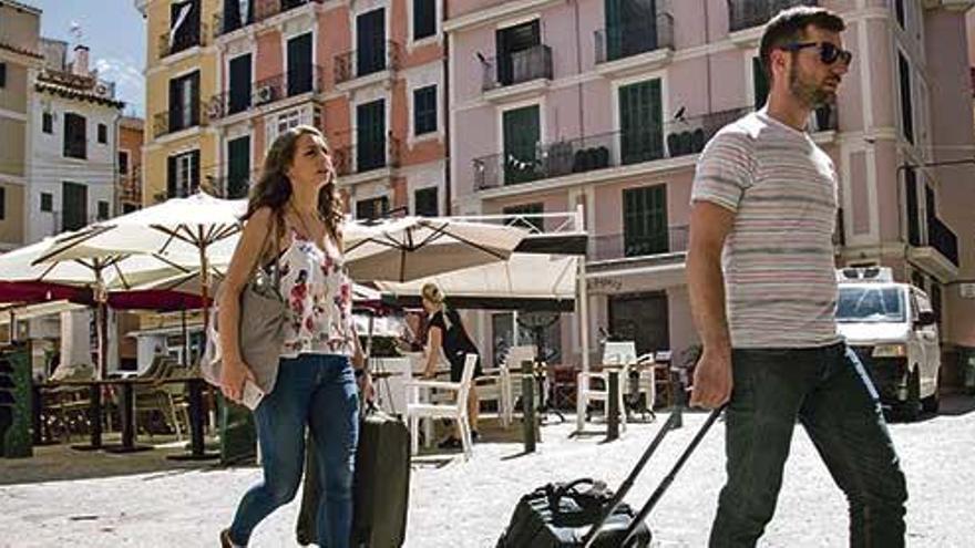 La demanda de viviendas por parte de los turistas está recortando las opciones de alojamiento de residentes y trabajadores temporales.