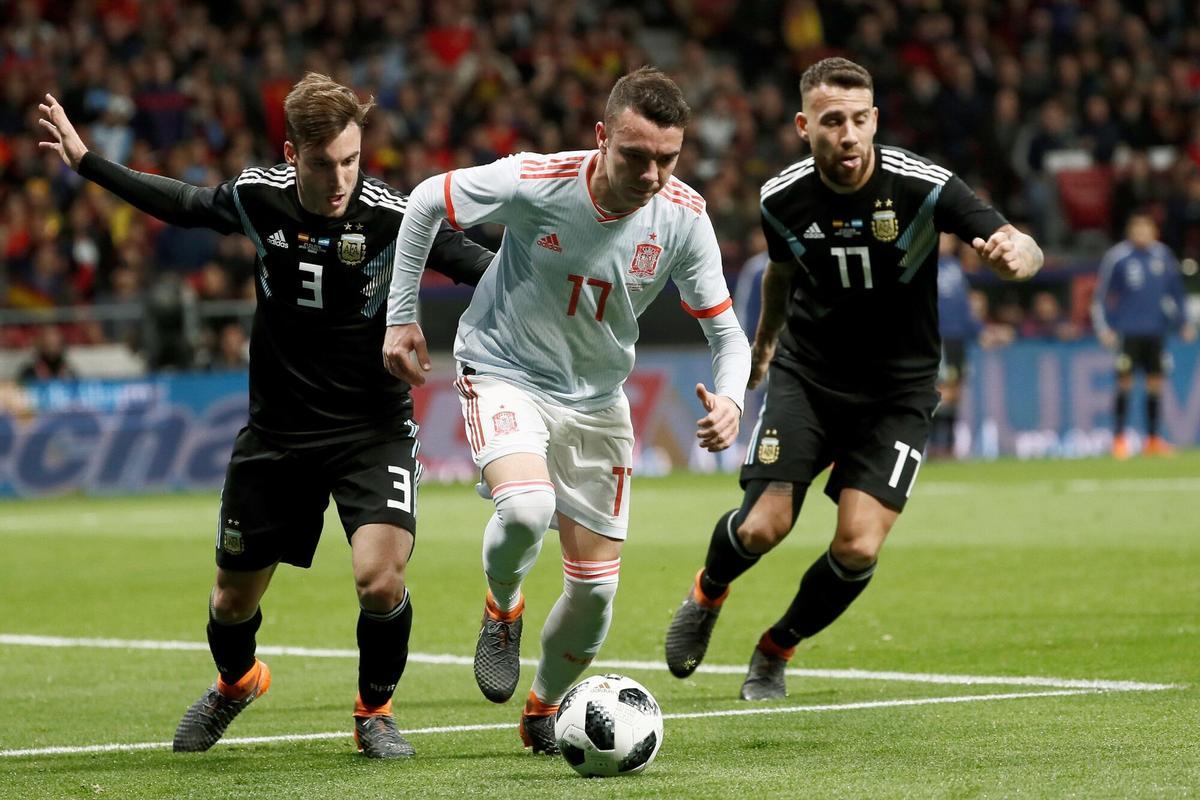 El delantero de la selección española Iago Aspas (c) escapa entre Tagliafico (i) y Otamendi, ambos de Argentina, durante el partido amistoso disputado en 2018 en el Estadio Wanda Metropolitano, en Madrid.