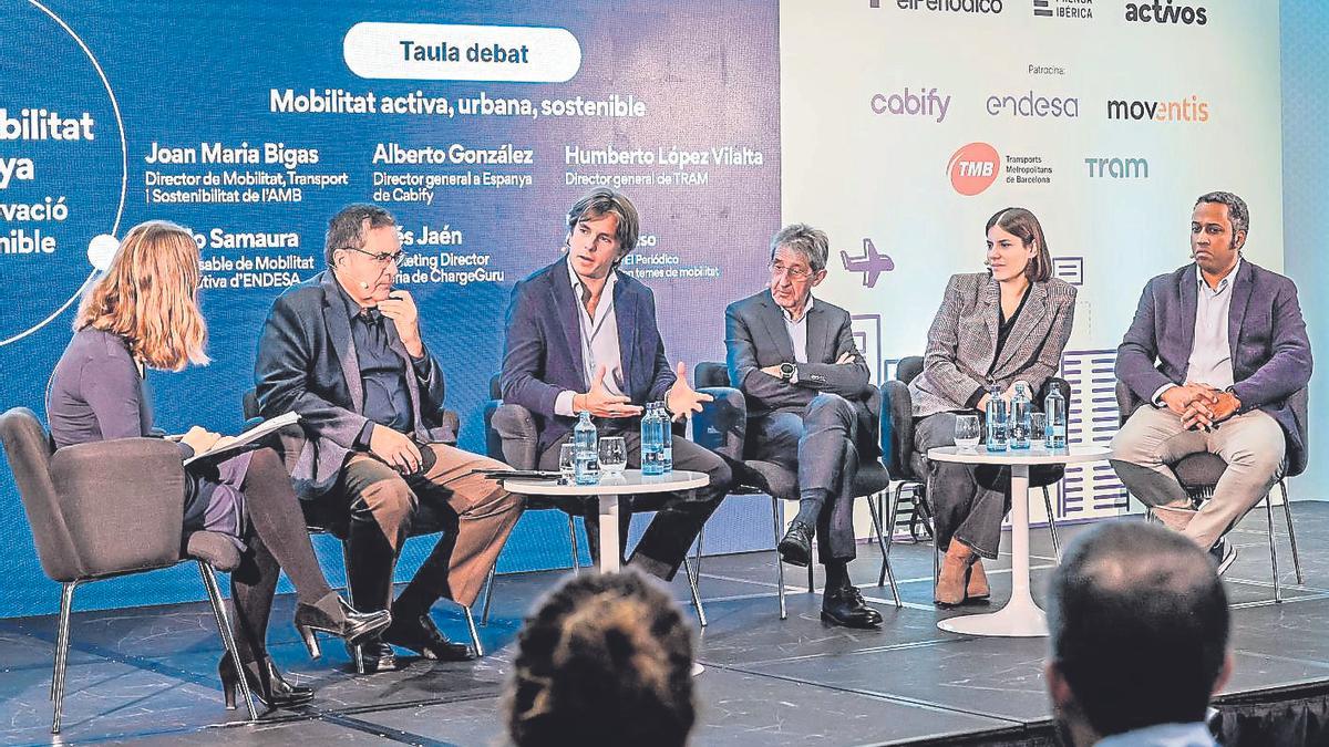 De izquierda a derecha, Gloria Ayuso, periodista y moderadora; Joan Maria Bigas, director de Movilidad, Transporte y Sostenibilidad del AMB; Alberto González, director general de Cabify España; Humberto López Vilalta, director general de  TRAM; Inés Jaén, Marketing Director Iberia de ChargeGuru, y Pablo Samaura, responsable de Movilidad Corporativa de Endesa
