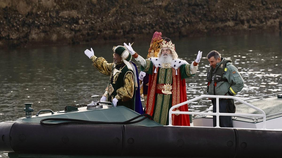 Así fue la llegada de los Reyes Magos a Gijón: miles de personas en el ...