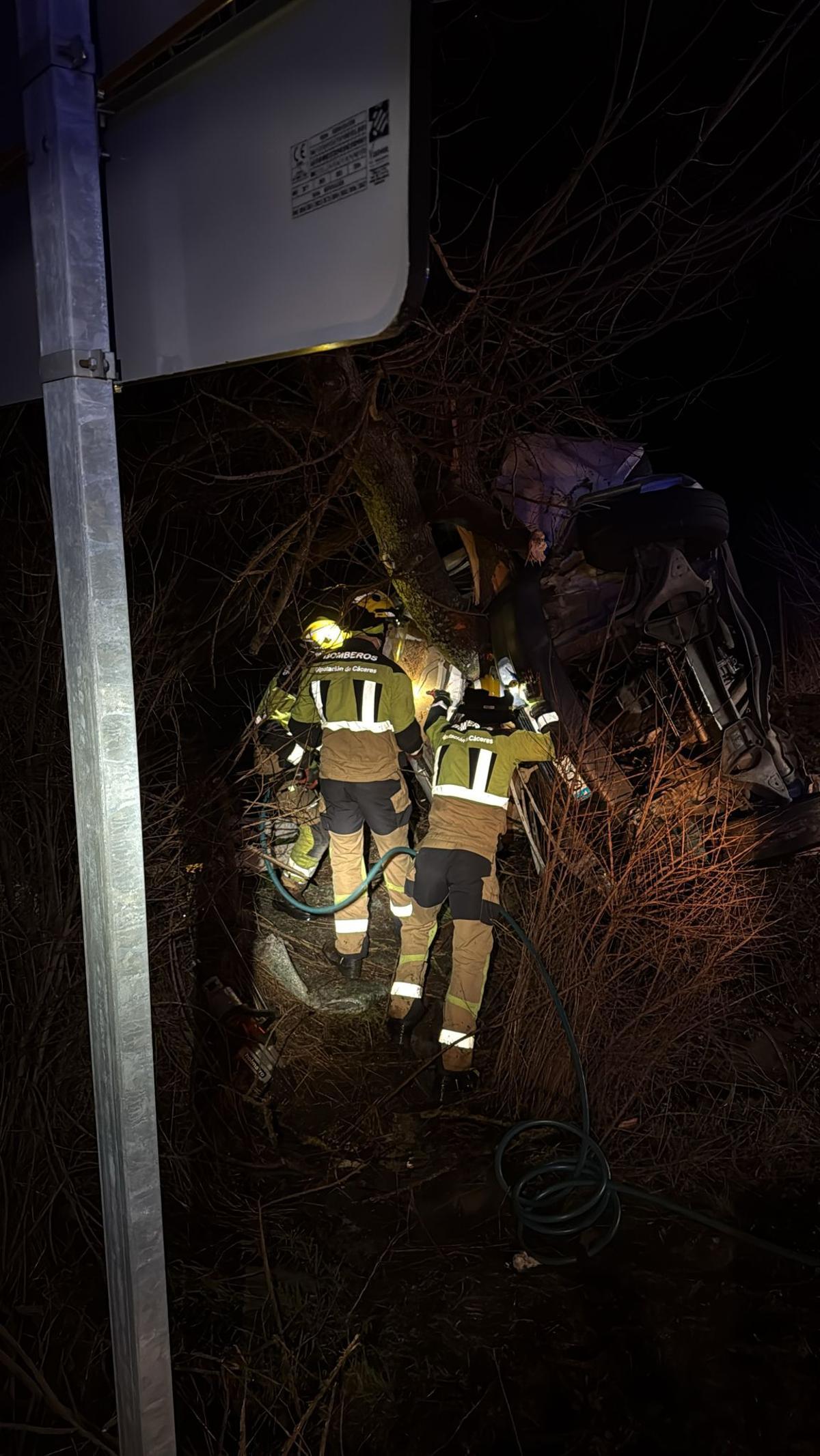 Bomberos en el lugar del siniestro
