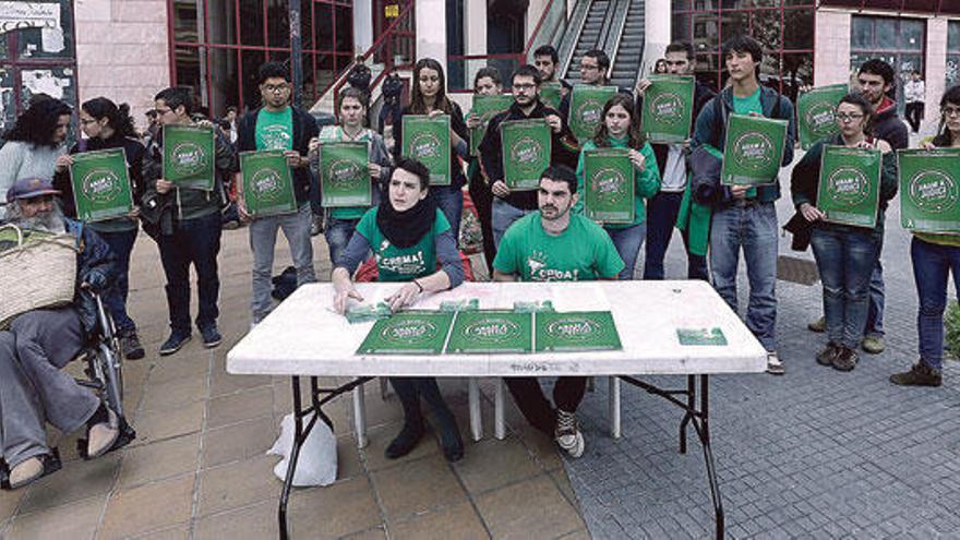 Alles andere als fröhlich gestimmt: die Studenten