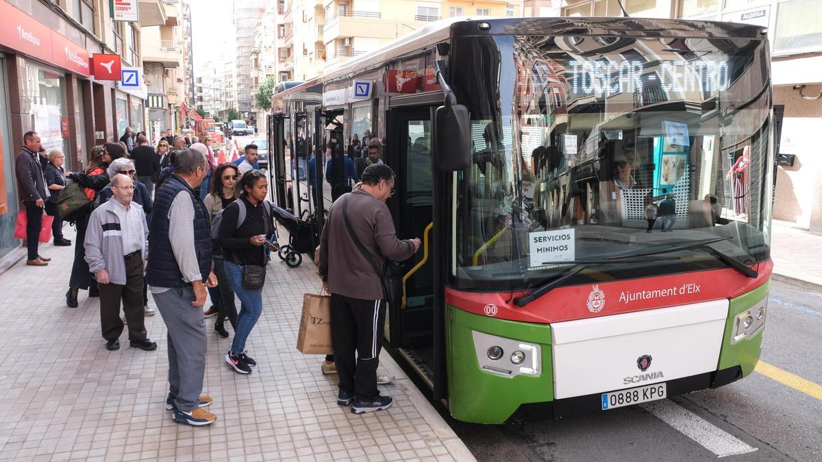 Usuarios subiendo al autobús urbano de Elche