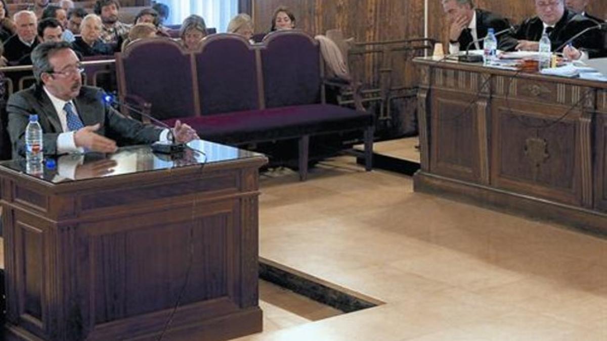 El sastre José Tomás, sentado a la izquierda, en su declaración ante el tribunal de la causa en Valencia, ayer.