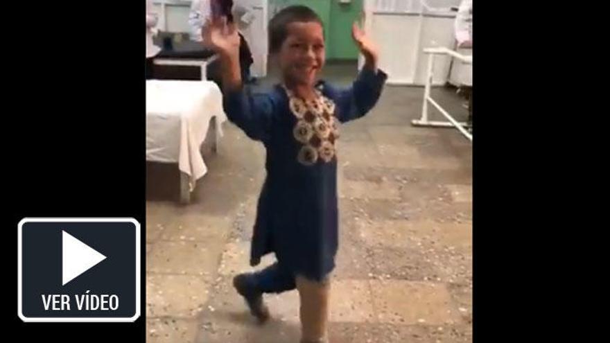 Un niño bailando con su prótesis nueva.