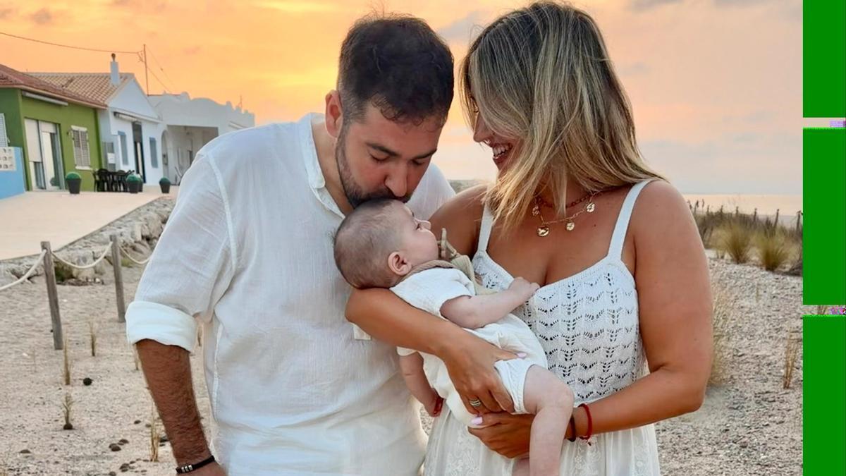 Fran López, alcalde de Rafelbunyol, junto a su pareja y su hijo.