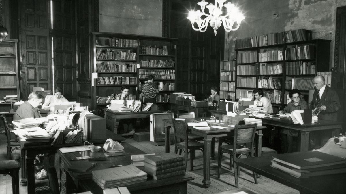 Sala de trabajo del personal de la biblioteca del MNAC.