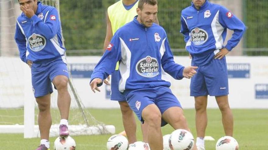 Xisco golpea el balón en Abegondo en presencia de Morel, Aythami y Saúl. / eduardo vicente