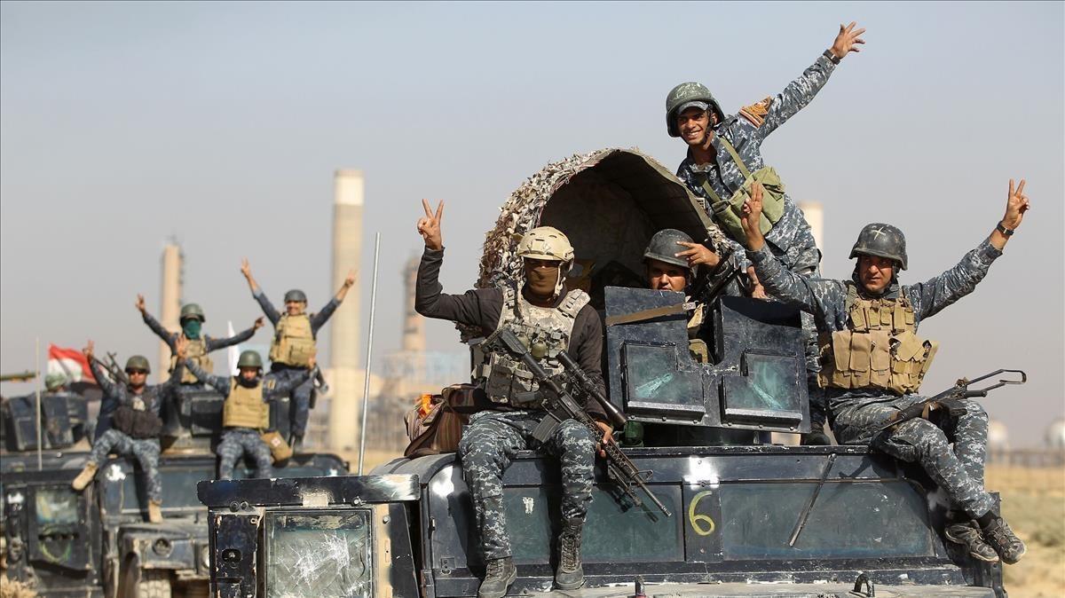 zentauroepp40559016 iraqi forces flash the sign for victory while driving past a171016124600