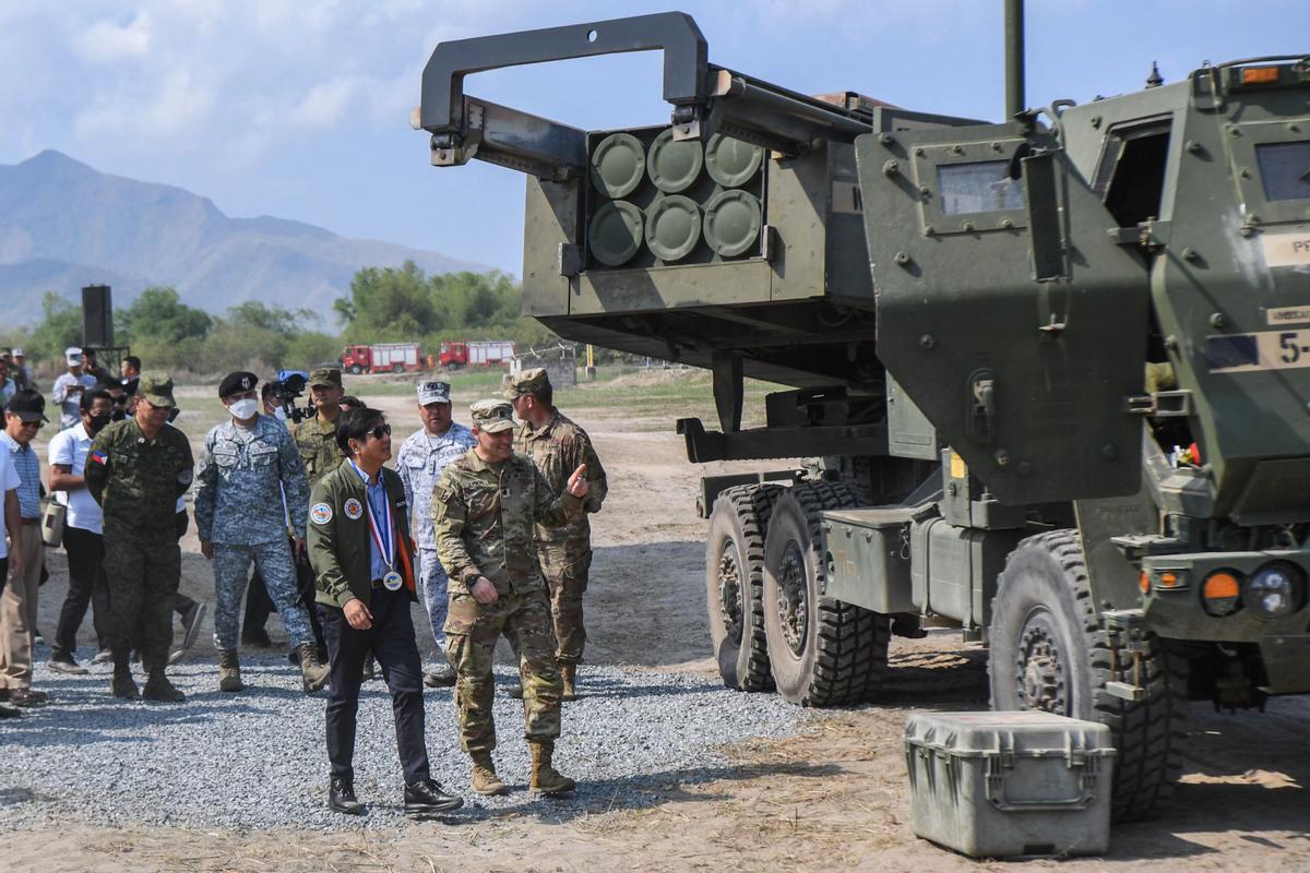 El presidente Marcos Jr. supervisa los ejercicios militares Filipinas-EEUU