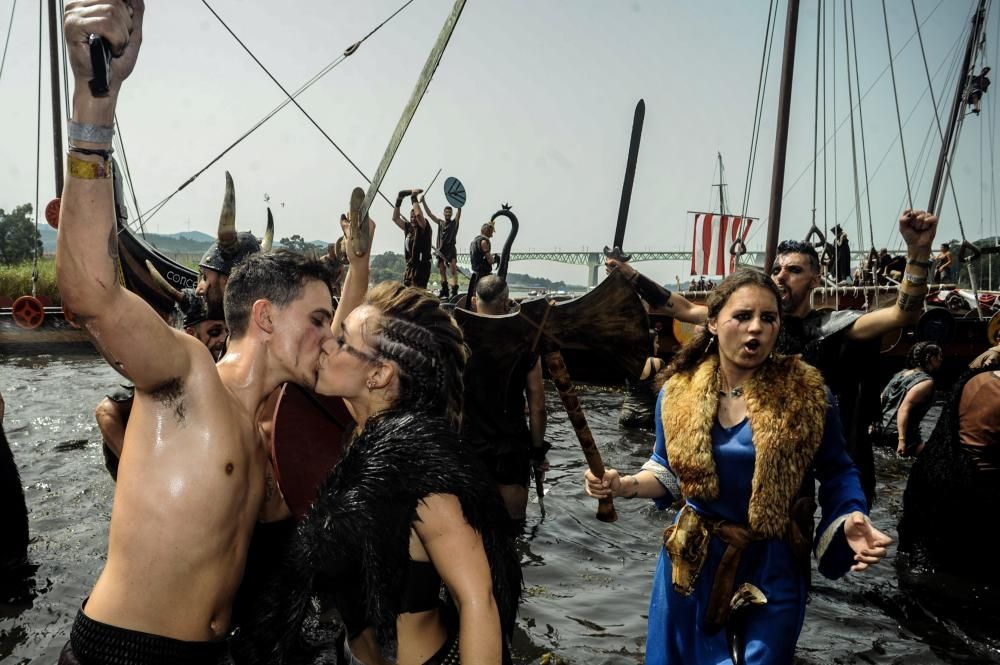 Las hordas vikingas desembarcan con sus armas y sus gritos de guerra en Catoira ante 30.000 personas.