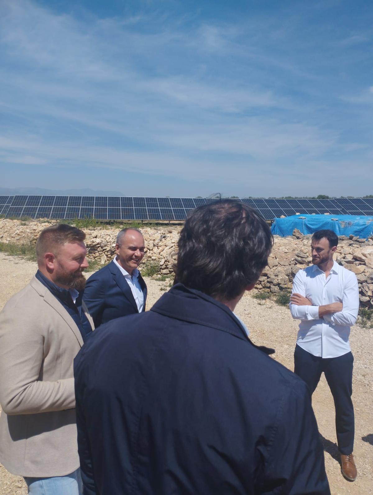 El alcalde de Sant Jordi, Iván Sánchez, durante su visita a la planta solar.