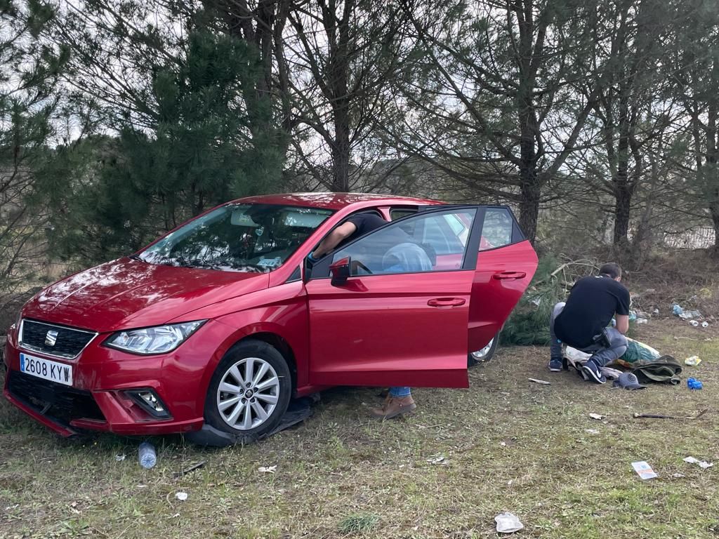 S'accidenta un cotxe amb tres lladres a Aiguaviva