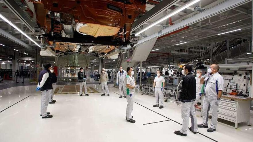 Trabajadores de Volkswagen en Navarra, ayer, tras la vuelta a la actividad del centro. // Efe