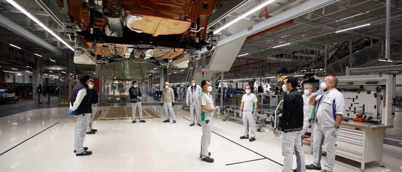 Trabajadores de Volkswagen en Navarra, ayer, tras la vuelta a la actividad del centro. // Efe