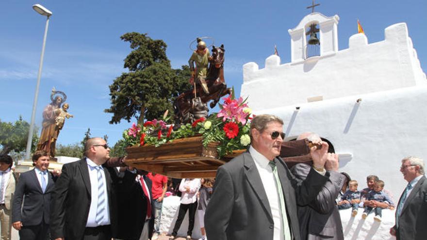 La imagen de Sant Jordi, poco después de salir de la iglesia.