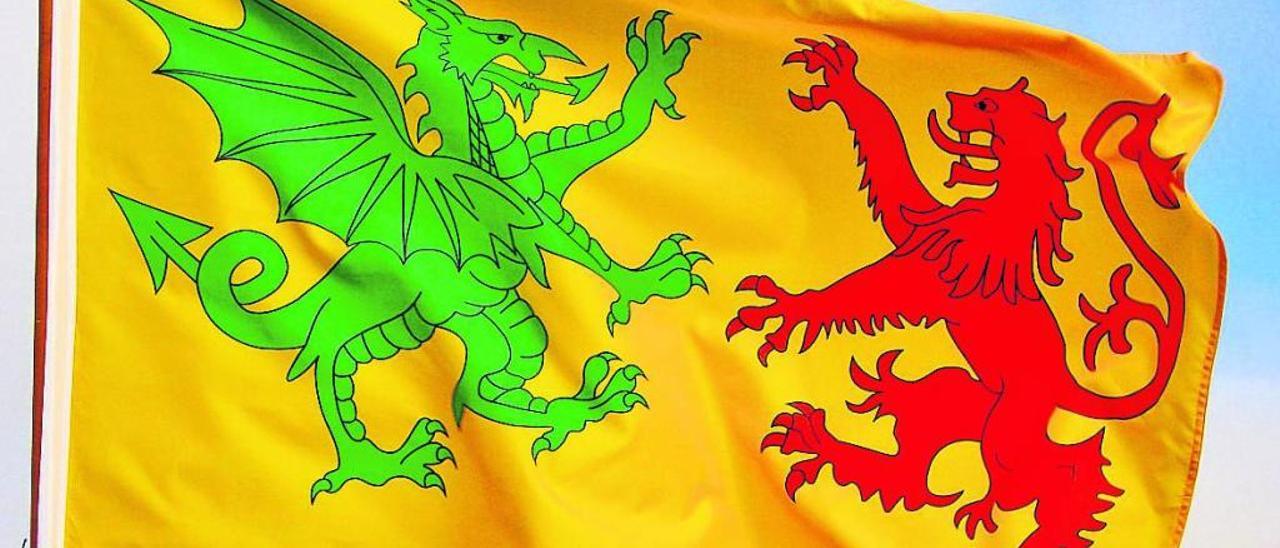 Bandeira Sueva do Reino de Galicia. Dragón sinople (verde) e león  de goles (vermello) sobre un campo dourado.