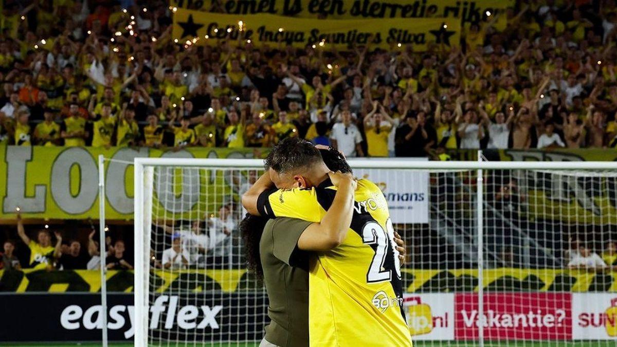 El exalbinegro Mats Seuntjens y su pareja, en el NAC Breda-VVV Venlo, pocos días después de perder a su hija recién nacida.