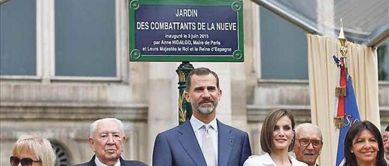 Los reyes de España, inaugurando el Jardin des Combattants en París.