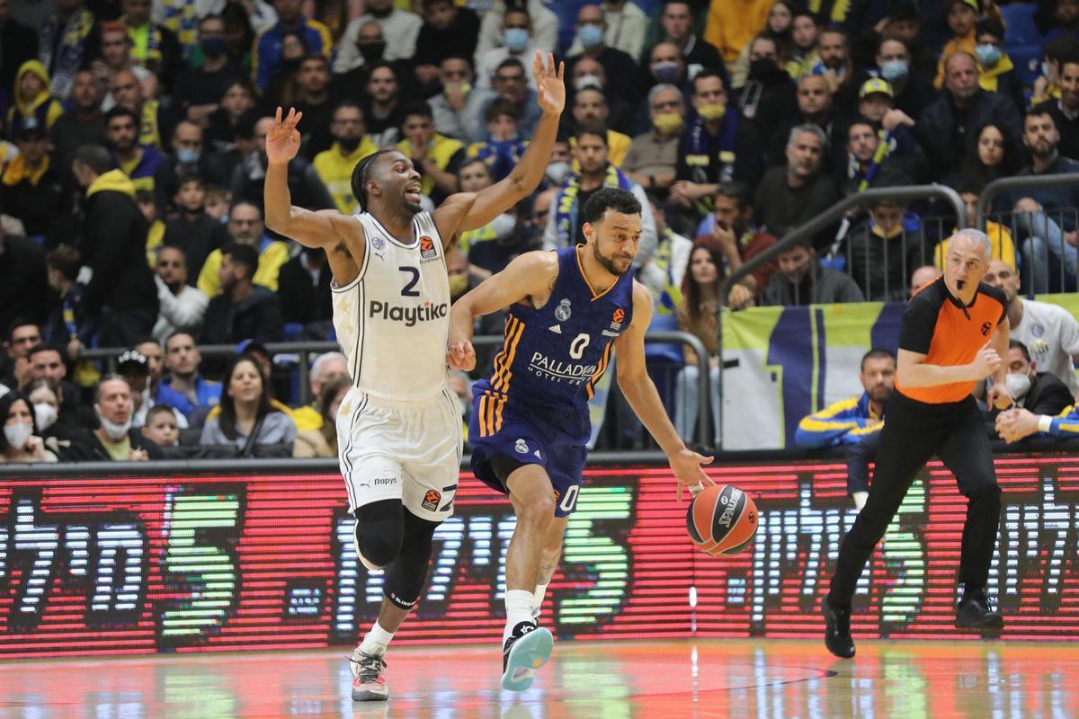 Tel Aviv (Israel), 24/03/2022.- Nigel Williams-Goss (R) of Real Madrid in action against Keenan Evans (L) of Maccabi Tel Aviv during the Euroleague basketball match between Maccabi Tel Aviv and Real Madrid in Tel Aviv, Israel, 24 March 2022. (Baloncesto, Euroliga) EFE/EPA/ABIR SULTAN