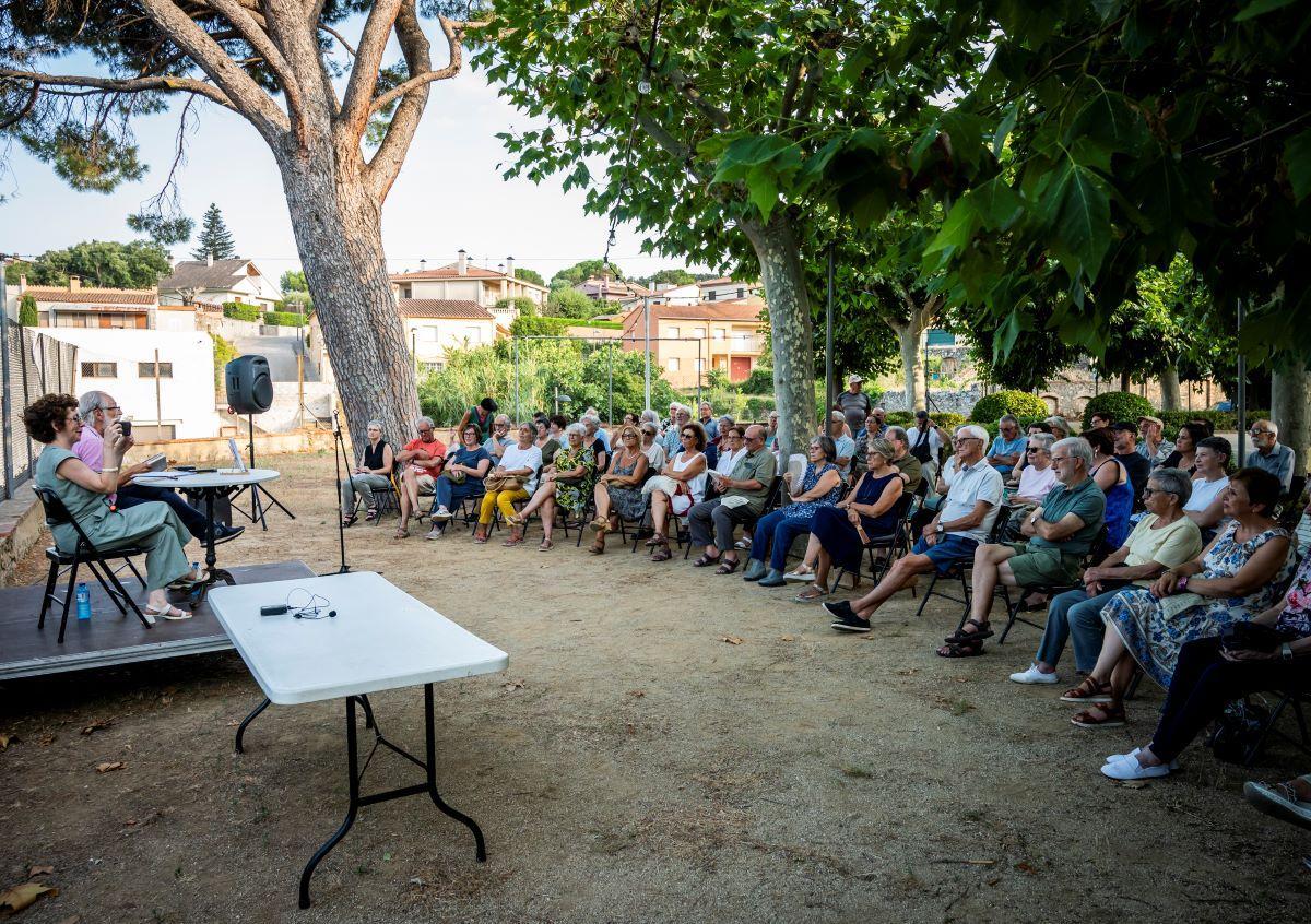 Desenes de persones van trobar-se a Agullana per escoltar Montse Virgili.