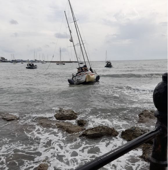 Mira aquí las imágenes de cómo sacan, por segunda vez, el velero embarrancado en Santa Eulària