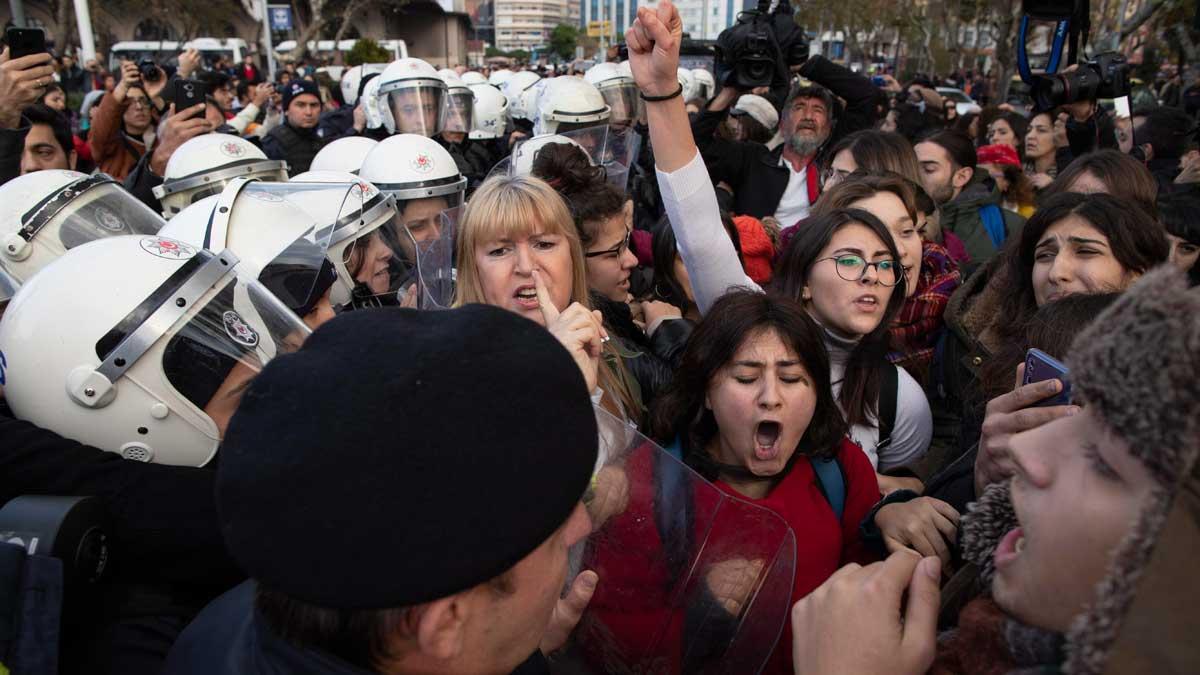 Disturbios en Estambul tras la protesta de mujeres que cantaban el himno feminista 'El violador eres tú'