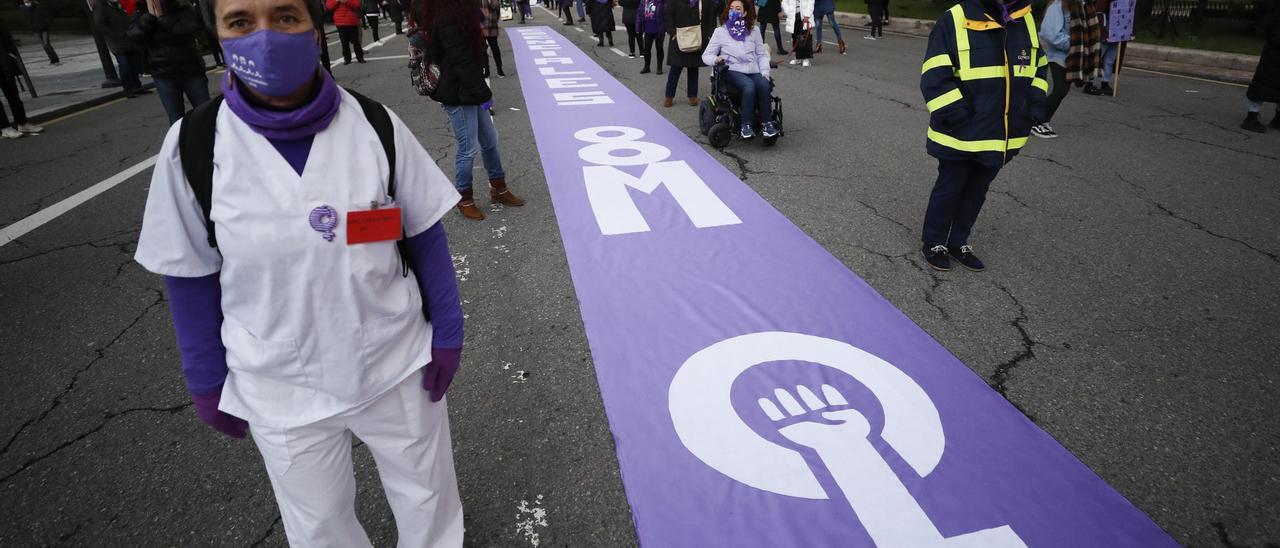 Distancia, seguridad y una lucha en común, las claves del 8M en Oviedo