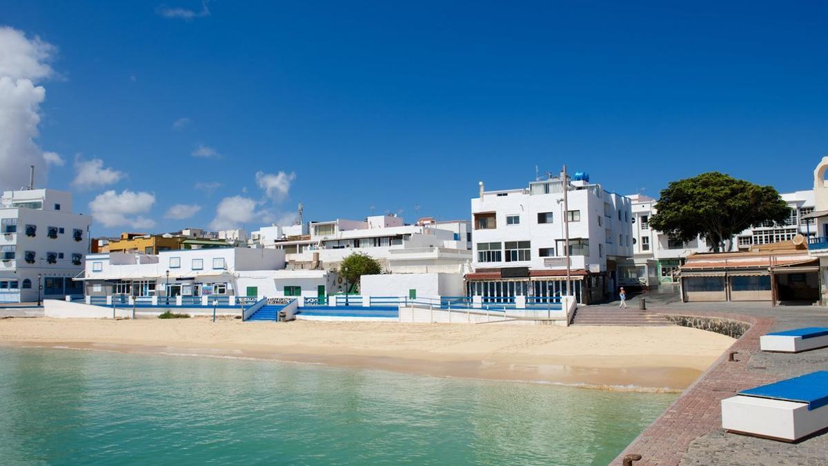La localidad turística de Corralejo, en Fuerteventura, desierta.