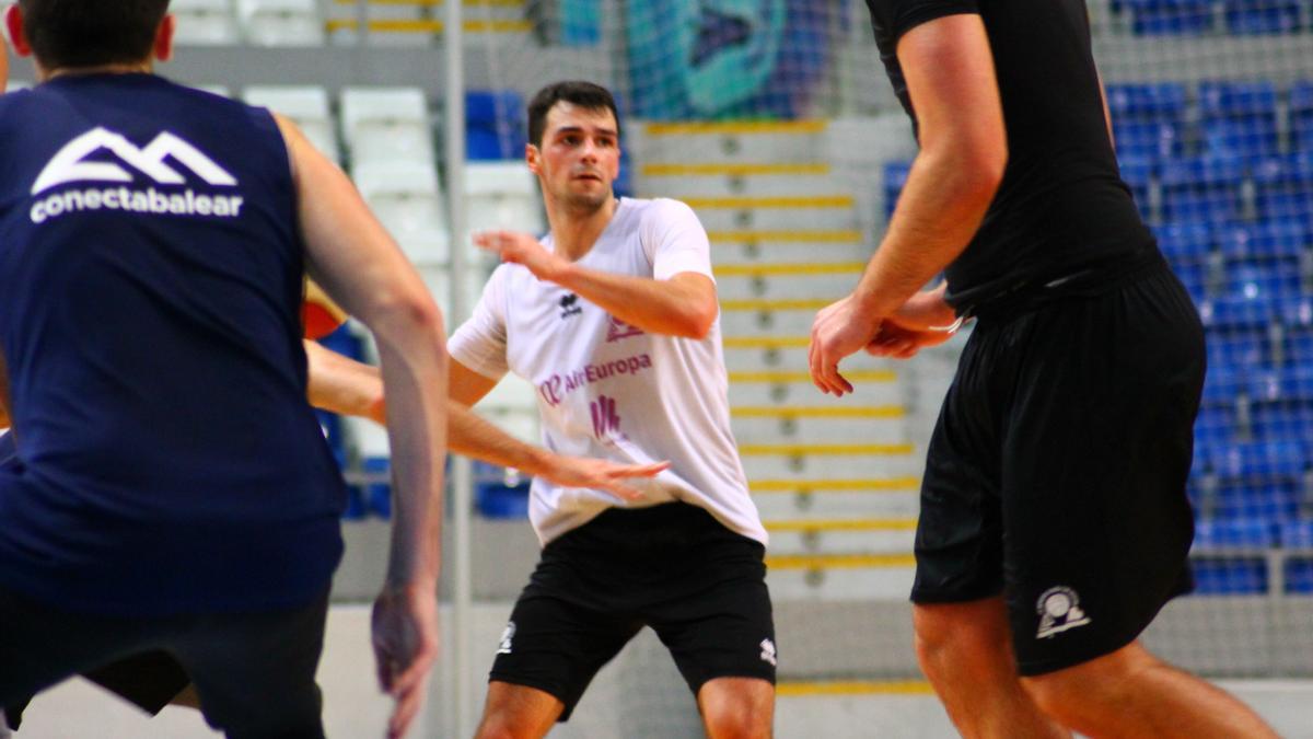 Joan Feliu, durante un entrenamiento con el primer equipo.